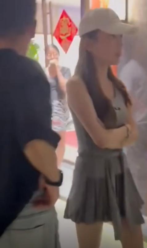 女友超短裙大秀身材傲人挪不开眼爱游戏平台赵心童在广东被偶遇(图3)