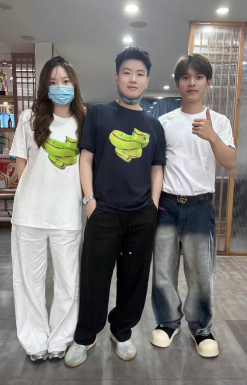 女友超短裙大秀身材傲人挪不开眼爱游戏平台赵心童在广东被偶遇