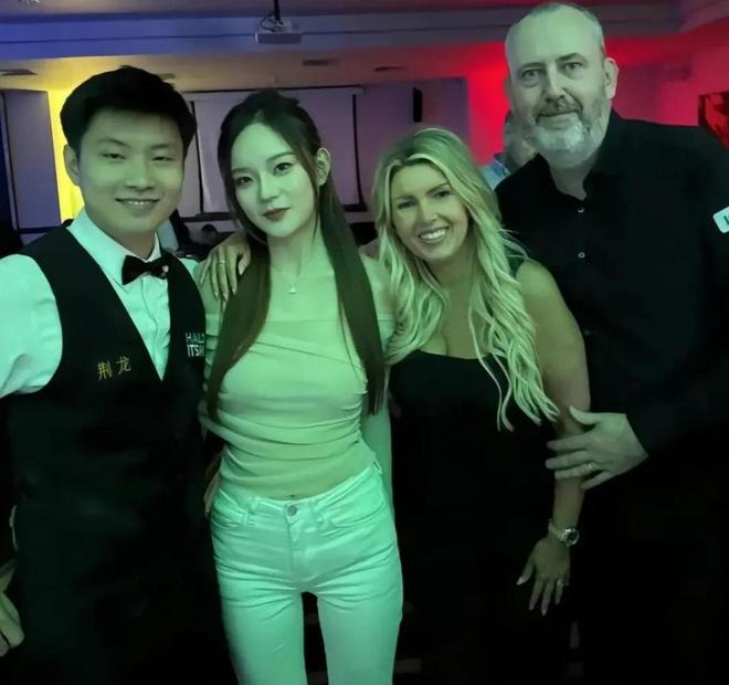 女友超短裙大秀身材傲人挪不开眼爱游戏平台赵心童在广东被偶遇(图4)