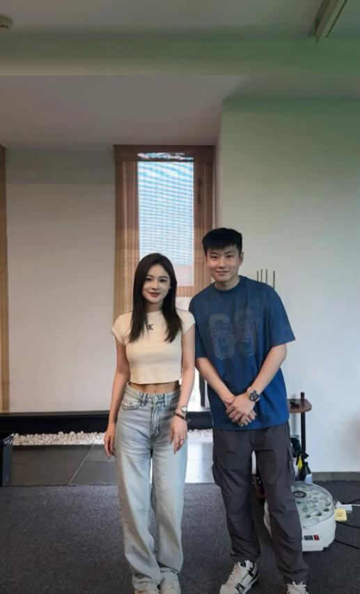 女友超短裙大秀身材傲人挪不开眼爱游戏平台赵心童在广东被偶遇(图7)