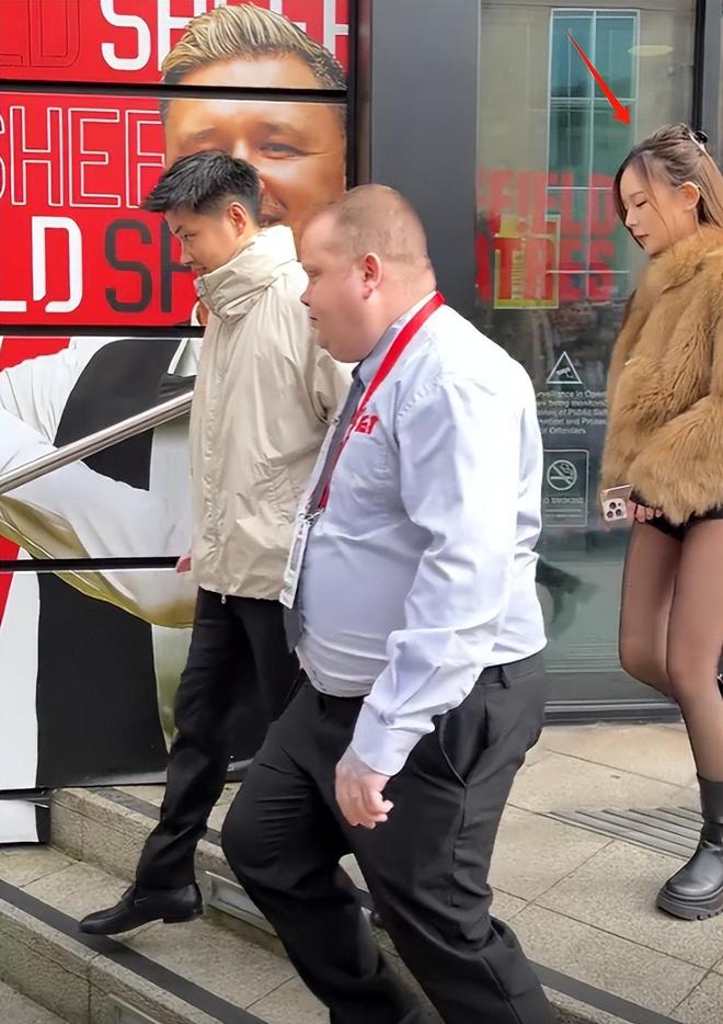 女友超短裙大秀身材傲人挪不开眼爱游戏平台赵心童在广东被偶遇(图6)