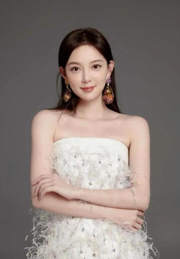 女友超短裙大秀身材傲人挪不开眼爱游戏平台赵心童在广东被偶遇(图8)