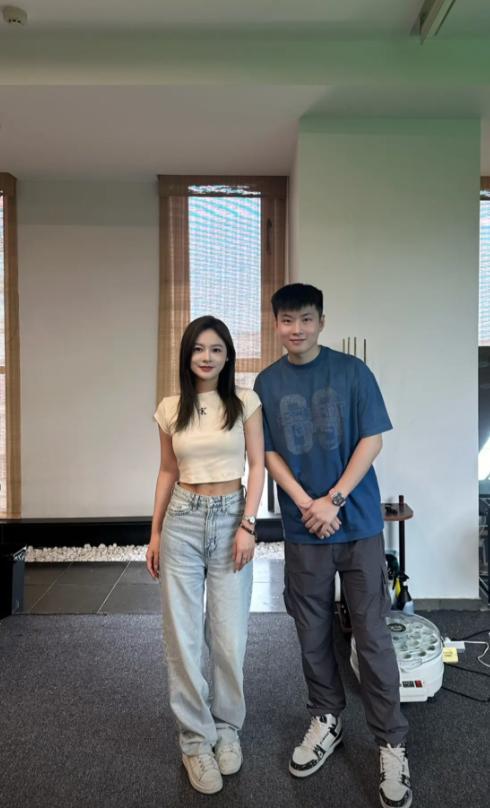 女友超短裙大秀身材傲人挪不开眼爱游戏平台赵心童在广东被偶遇(图11)