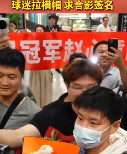 女友超短裙大秀身材傲人挪不开眼爱游戏平台赵心童在广东被偶遇(图15)