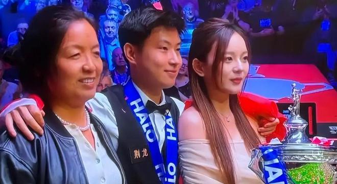 女友超短裙大秀身材傲人挪不开眼爱游戏平台赵心童在广东被偶遇(图13)
